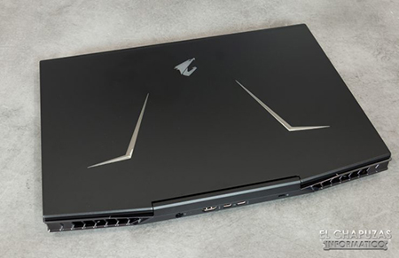 The Aorus 15-X9 notebook perfectly combines a modern and aggressive design with portability, since to be a 15.6-inch model, it appears to be smaller and lighter.